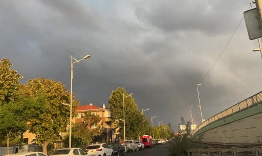 İstanbul yağmura hazırlanırken gökkuşağı gökyüzünde kısa bir iz bıraktı