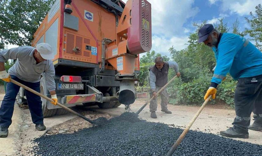 Adıyaman’da altı mahallede yol yenileme ve onarım çalışmaları sürüyor