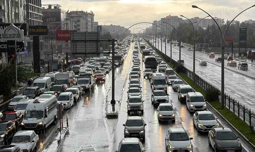 Diyarbakır'da sağanak alt geçitleri tıkadı, ulaşım aksadı