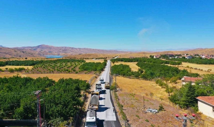 Kırsal mahalleleri birbirine bağlayan 20 kilometrelik yolda asfalt seferberliği