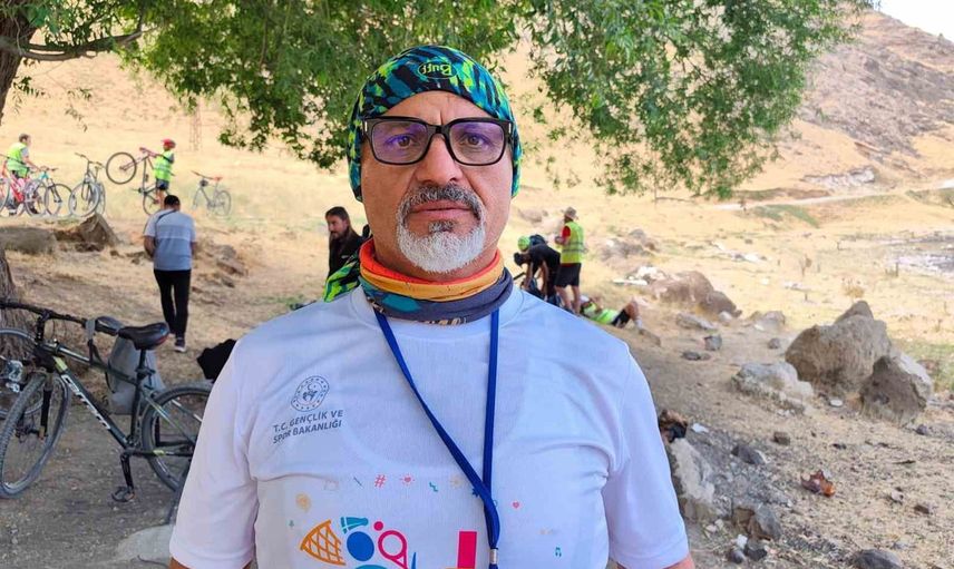 Doğaseverlerden Van gölü kıyısında İncekaya'ya pedallı farkındalık turu