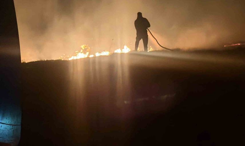 Gece alevleri köyü alarma geçirdi: Beyyurdu'da anız yangını kontrol altına alındı