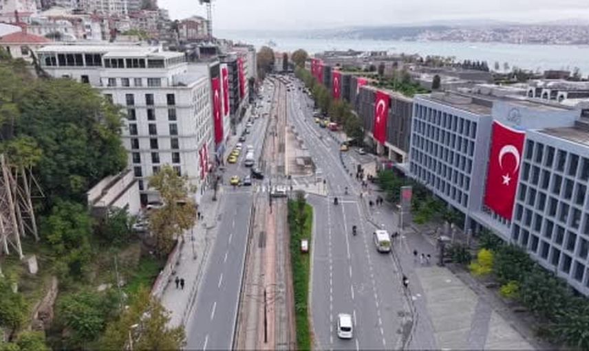 Bayram öncesi İstanbul simgeleri: İstiklal Caddesi ve Galataport kırmızı beyaza büründü
