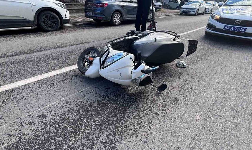 Tavşanlı'da motosiklet manevrası kazaya dönüştü: öğrenci servisine ve otomobile çarptı