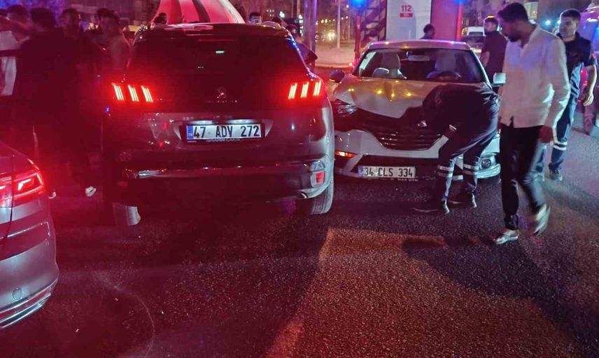 Kızıltepe erdemler kavşağı'nda araçlar çarpıştı, maddi hasar oluştu