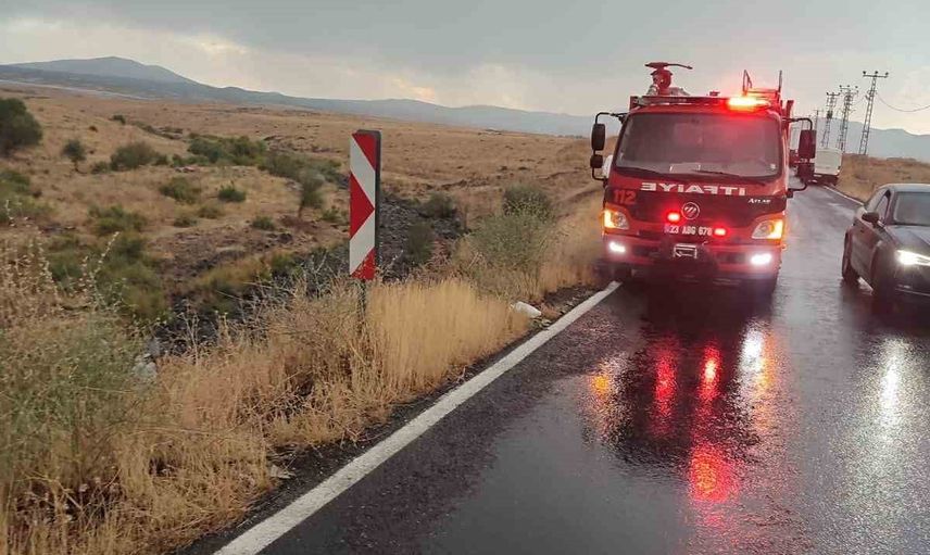 Elazığ'da Hamzalı mevkiinde devrilen otomobil: 1 yaralı
