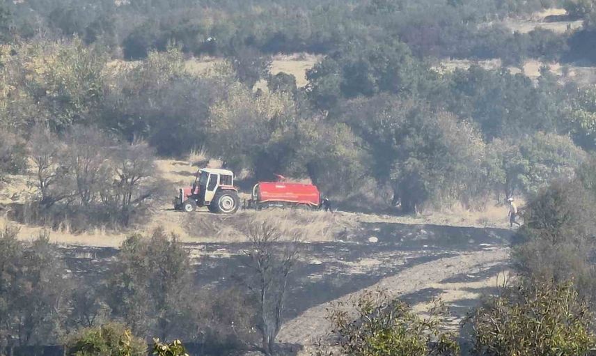 Domaniç'te köylü ve ekipler kepçe ile traktörle alevlere set çekti