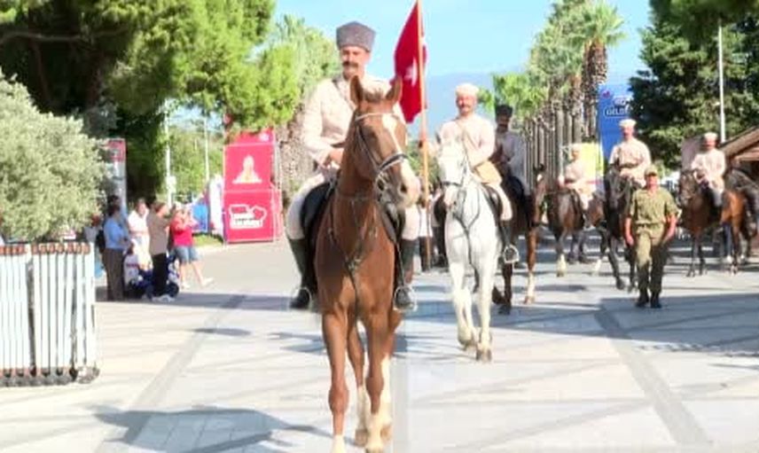 İzmir'de 104'üncü yıl coşkusu gökyüzünde SOLOTÜRK, sokaklarda süvari birlikleriyle yankılandı