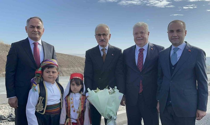 Bakan Abdulkadir Uraloğlu Çankırı'da Orta-Şabanözü yolunda incelemelerde bulundu