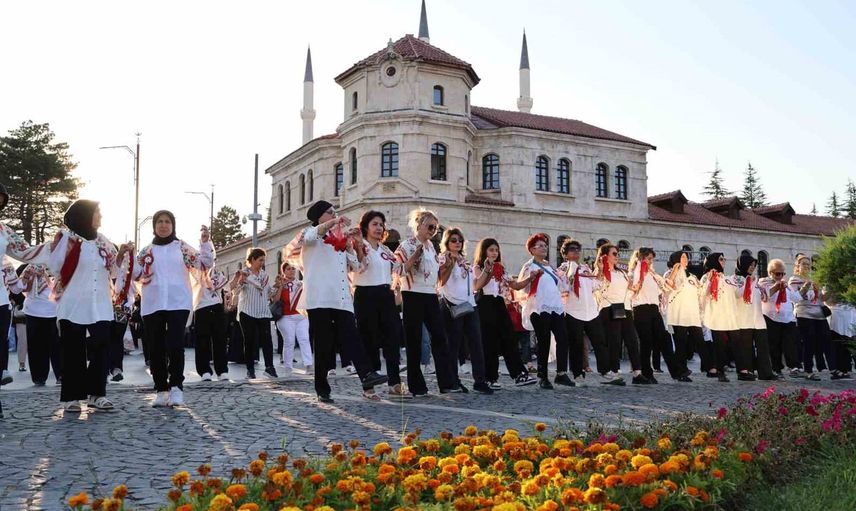 Sivas'ta meydanı dolduran bin 58 kadının halayı dikkat çekti