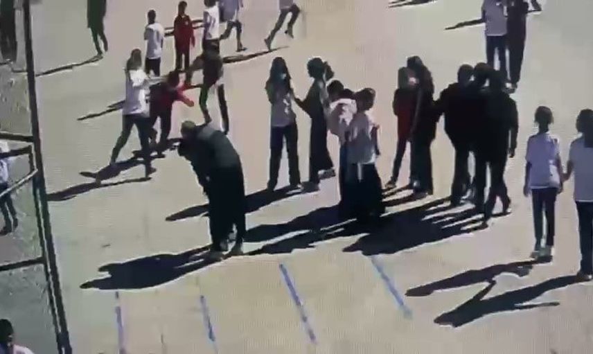 Bahçede nöbetçi öğretmenin refleksi poğaça yiyen öğrenciyi kurtardı
