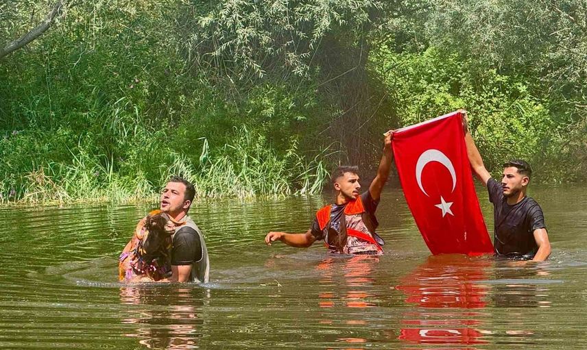 Gelenekten dayanışmaya: Çal'da şampiyon ödülünü hasta çocuğun ailesine bağışladı