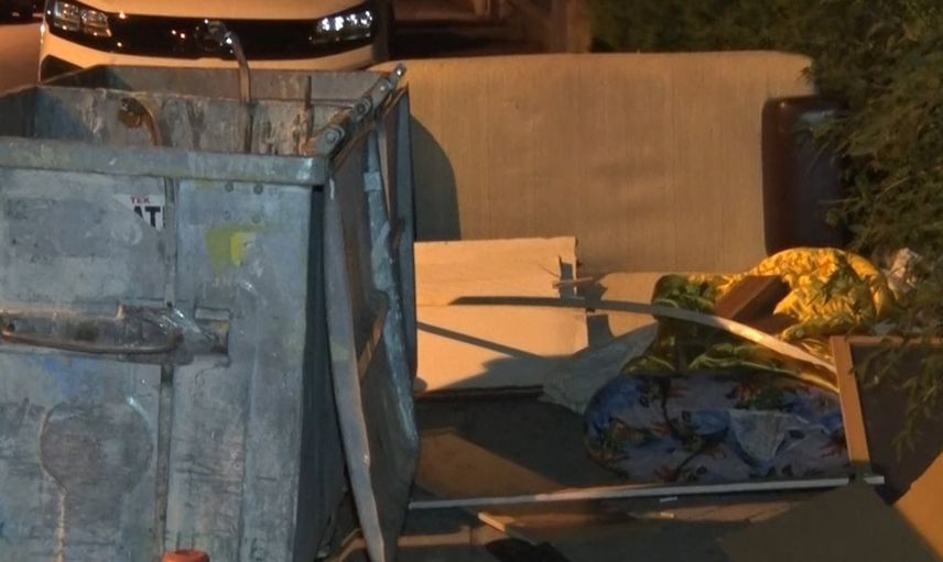 Çankaya'da bırakılan eski eşyalar haftalarca kaldırılmayınca mahalle tepkili
