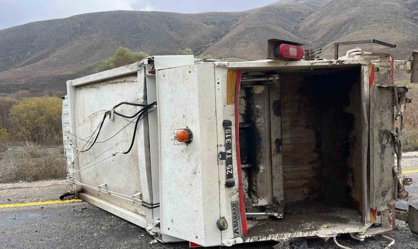 Tekman Geçit Mahallesi yakınında belediyeye ait çöp kamyoneti kaza yaptı: sürücü taburcu edildi