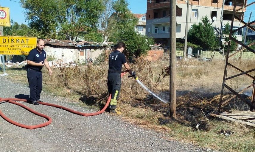Muratlı’da boş arsadaki alevler itfaiyenin müdahalesiyle söndürüldü