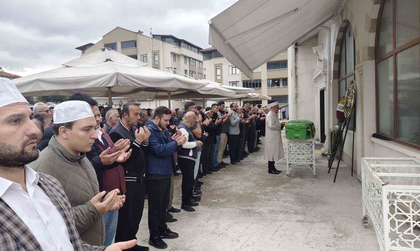 Safranbolu'da tırla çarpışan minibüs sürücüsü son yolculuğuna uğurlandı