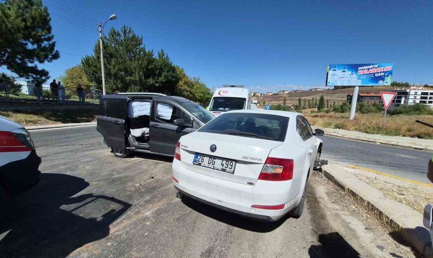 Eskişehir İhlamurkent'te iki araç çarpıştı, üçü çocuk yedi kişi yaralandı