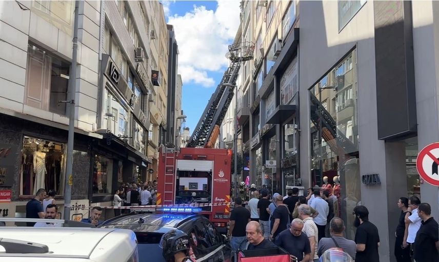 Yangın Şişli'de iş yerinde paniğe yol açtı