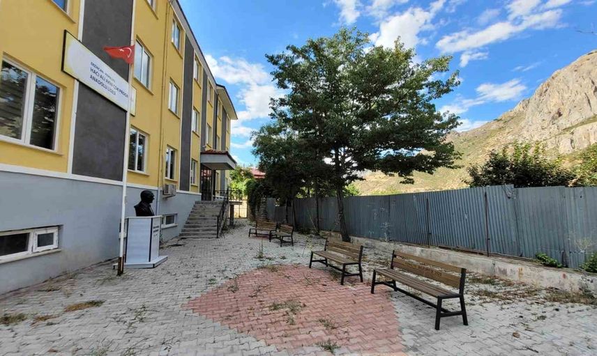 Kemaliye'de onarılmayan istinat duvarı okul çevresinde tehlike yaratıyor