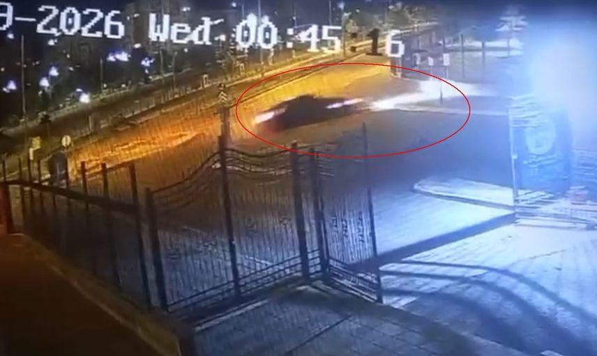 Alkollü sürücünün kaldırımdan seken otomobili millet bahçesine girdi