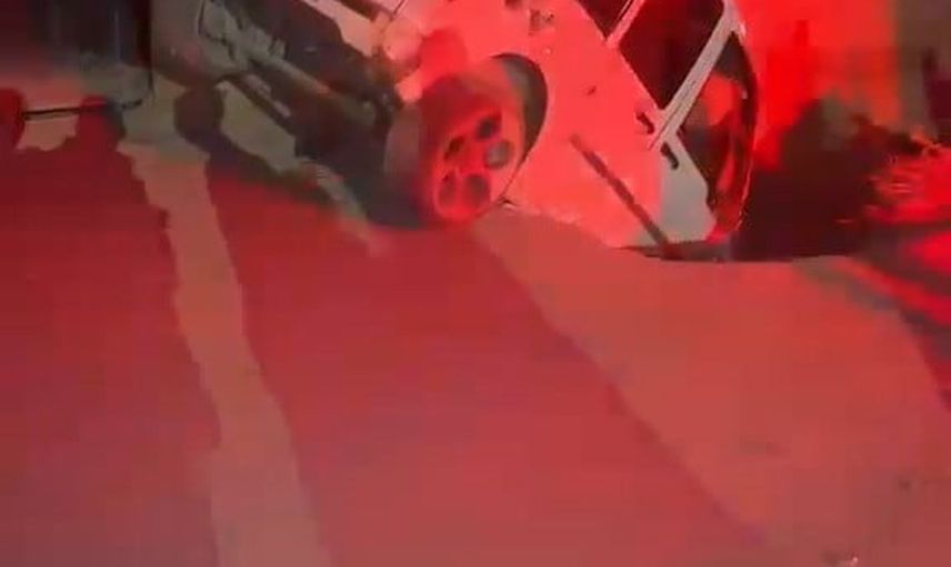 Büyükbaşların karayola çıkışı kazaya neden oldu: üç genç yaralandı