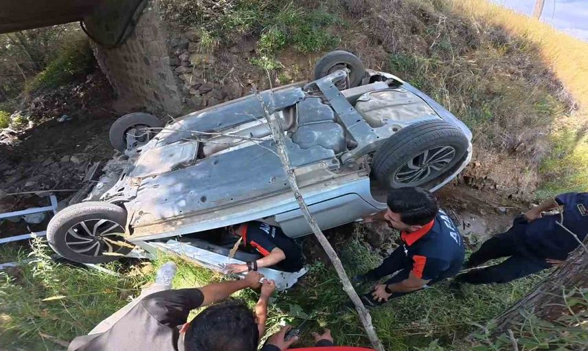 Çiğdemlik'te düğün aracı köprü korkuluklarını yıkarak dereye yuvarlandı
