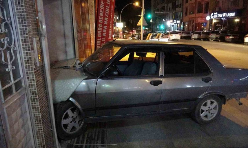 Park halindeki araçlara çarpan otomobil dershanede hasar bıraktı