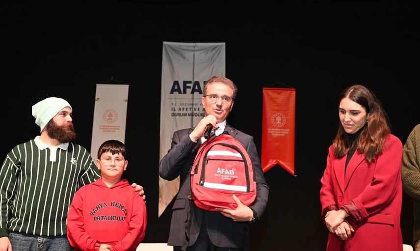 Okul sahnesinde afet eğitimi: öğrenciler 'Hayatımız Sallanmasın' ile pratik öğrendi