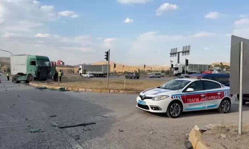 Kavşakta zincirleme çarpışma: bir yolcu yaralandı