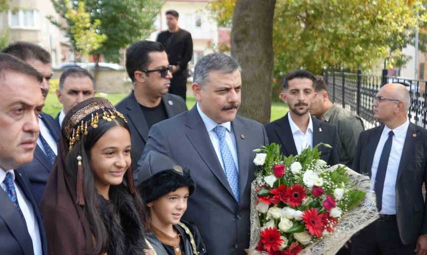 Bilecik'te çınara adını verdi: bakan Mustafa Çiftçi valilik bahçesine fidan dikti
