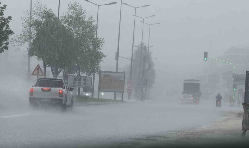Düzce'de aniden bastıran sağanak trafikte görüşü düşürdü, sürücüler tedbirle ilerliyor