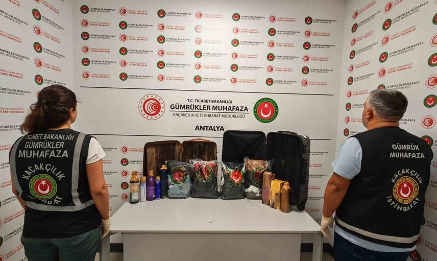 Antalya havalimanı'nda valizlerde saklı likit metamfetamin ele geçirildi
