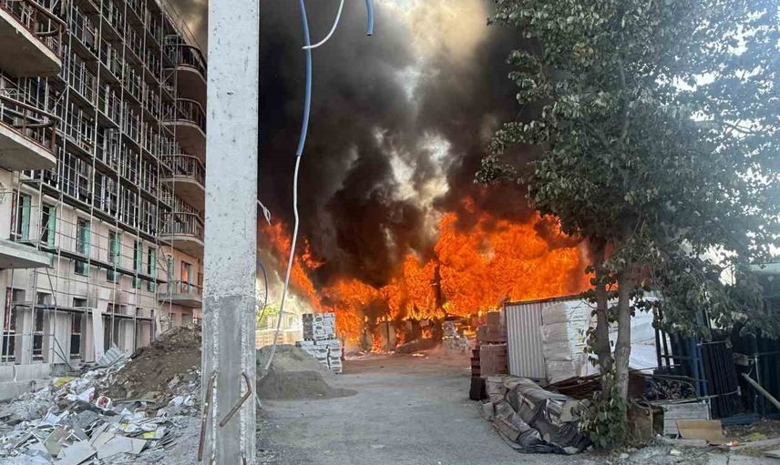 Tuzla'da yemekhane yangını 2 katlı işçi konteynerlerini kullanılamaz bıraktı