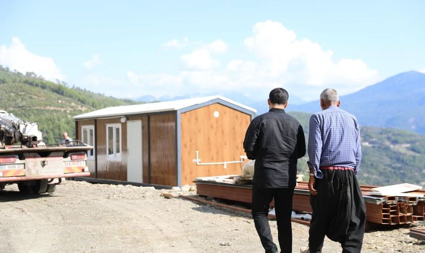 Alanya'da dayanışma örneği: yaşlı çift konteyner evine kavuştu