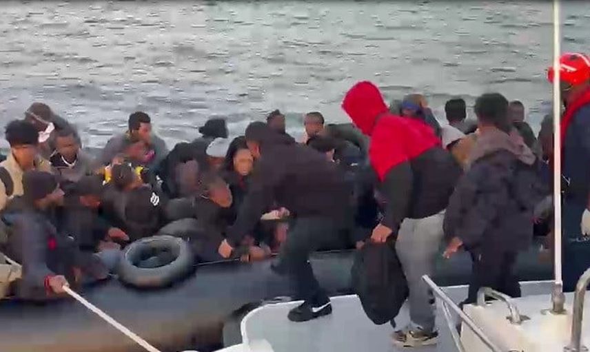 didim açıklarında lastik botta 6'sı çocuk 60 kişi yakalandı