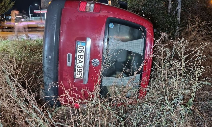 Viraj sonrası kaygan zeminde savrulan hafif ticari araç şarampole devrildi