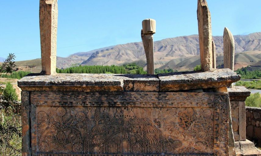 Kayalık platformda Mengücek tarihinin tanığı: Sultan Melik türbesi