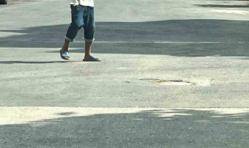 Adana’da uçucu madde etkisindeki kişi kadının çantasından para aldı