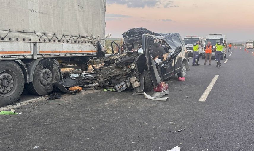 Şanlıurfa-Gaziantep otoyolunda tıra çarpan minibüste iki kişi yaşamını yitirdi