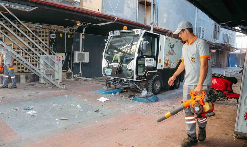 Alanya merkezinde çarşı vitrinine yönelik temizlik seferberliği