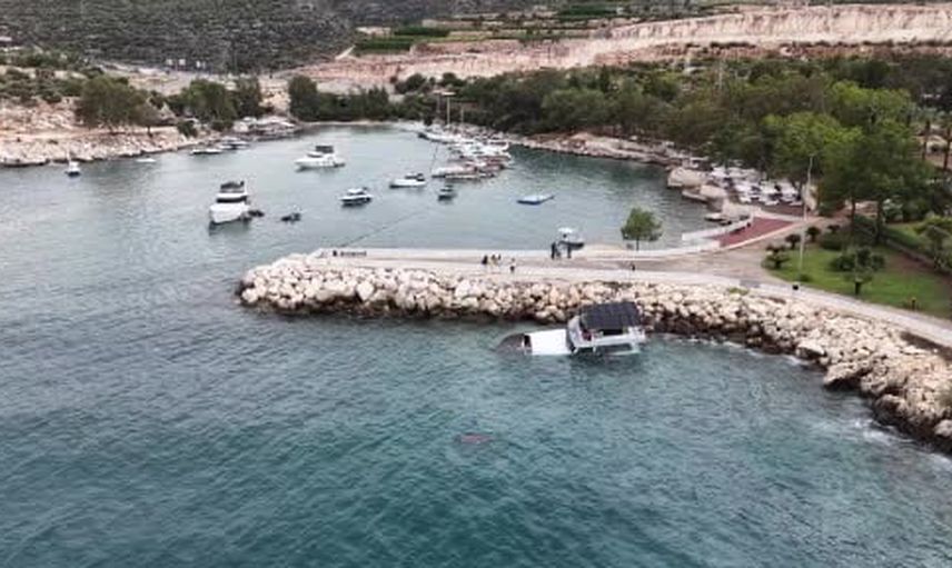 Narlıkuyu'da fırtına özel tekneyi kıyıya vurdu, kısmen battı
