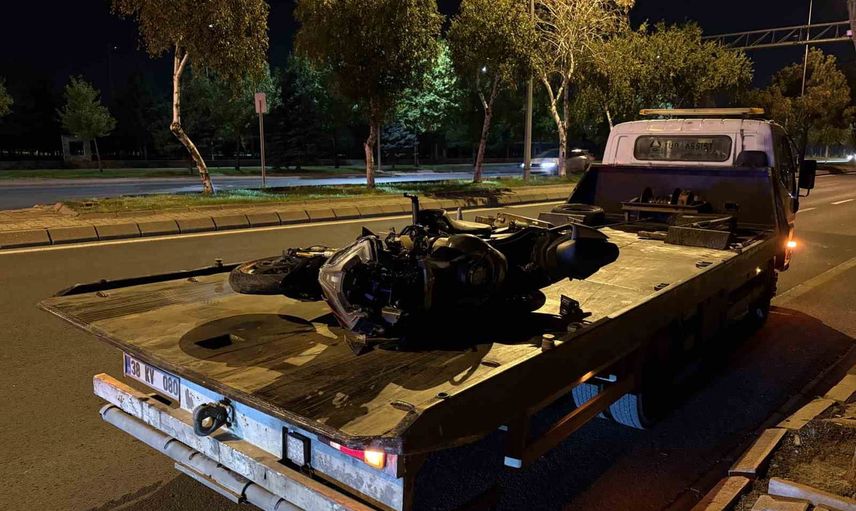 Kayseri Talas Bulvarı'nda çarpışma sonucu 50 metre sürüklenen motosiklet sürücüsü ağır yaralandı