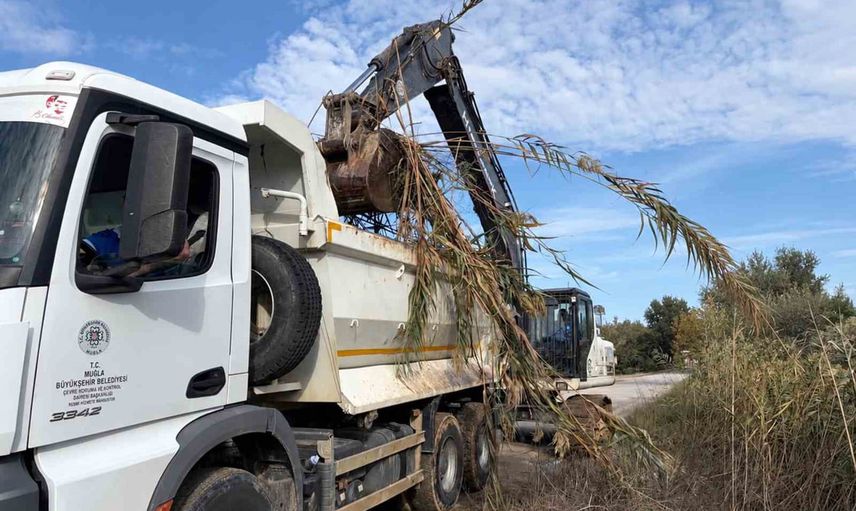 Dalaman'da sel ve heyelanın ardından yolları açma seferberliği