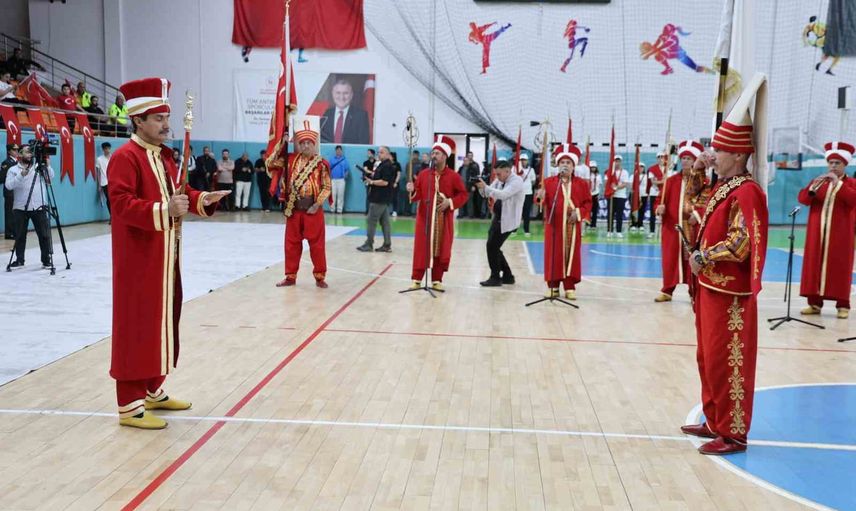 Elazığ’da 30 Ağustos coşkusu salon programına dönüştü
