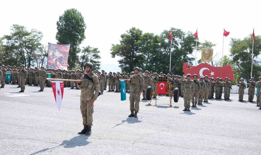 Tatvan'da 10'uncu komando tugayında sancak ve komuta teslim töreni