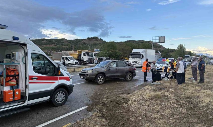 D100'de kaygan yolda refüje çarpan araçta üç kişi yaralandı