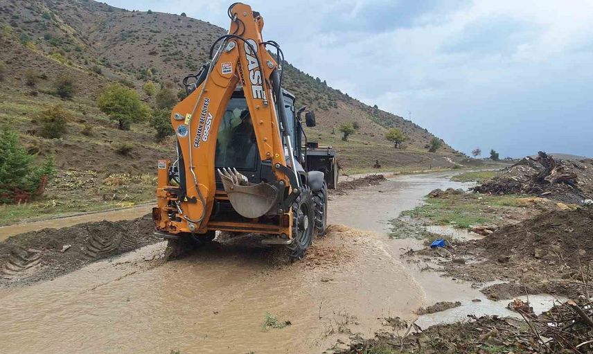 Erzincan’da sağanak tarım alanlarını ve ulaşımı etkiledi