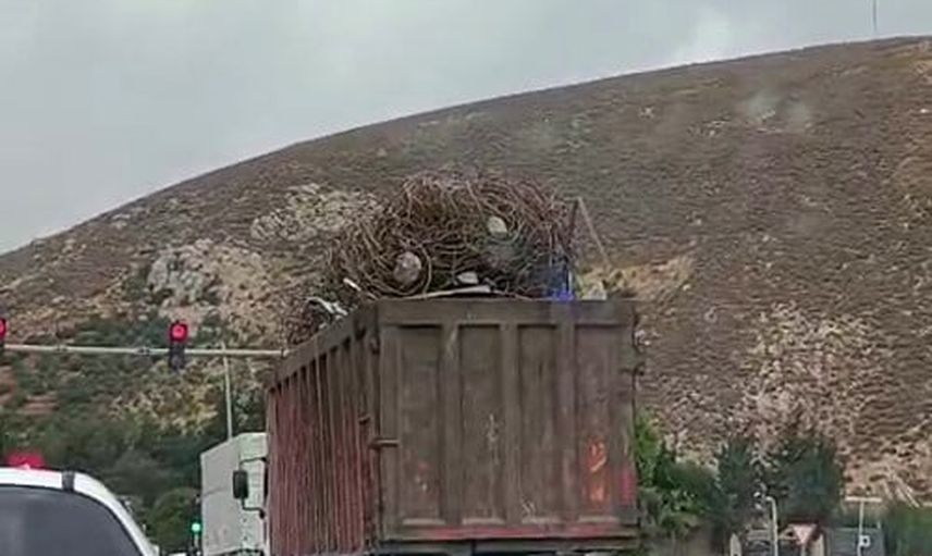Hatay'da dorseden taşan hurda demir yükü trafikte tehlike yarattı