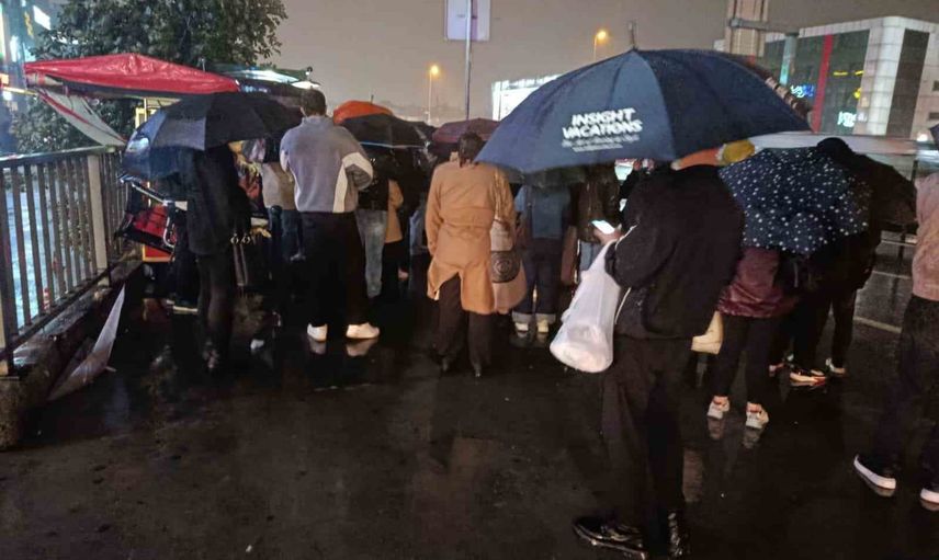İstanbul'un ana aktarma merkezlerinde yağmurla birlikte bekleyiş uzadı