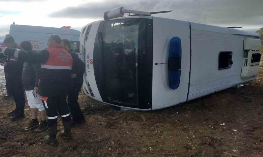 Cezaevi nakil aracı İmranlı'da devrildi, 7 kişi yaralandı